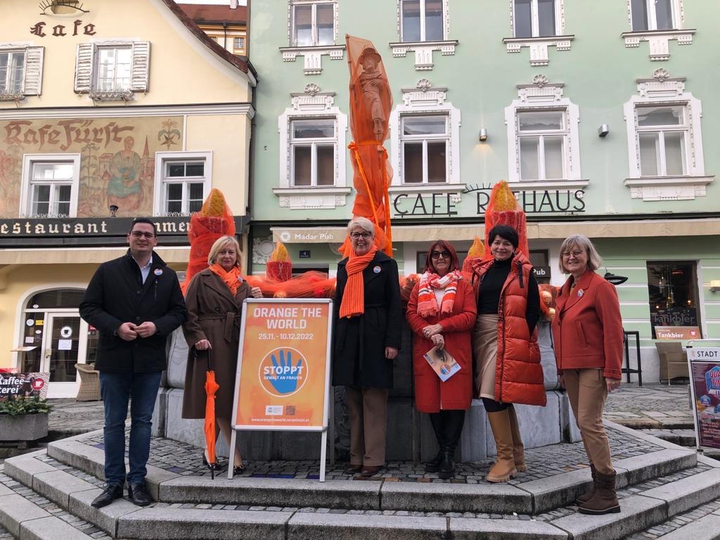 Kolomanibrunnen in orangem Tüll