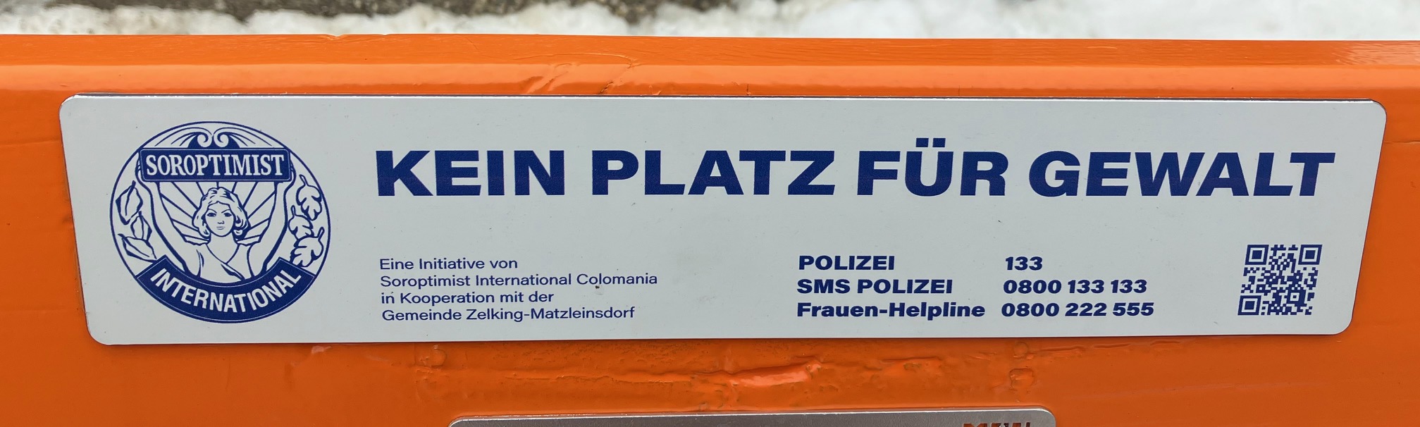 Weitere Orange Bänke-kein Platz für Gewalt